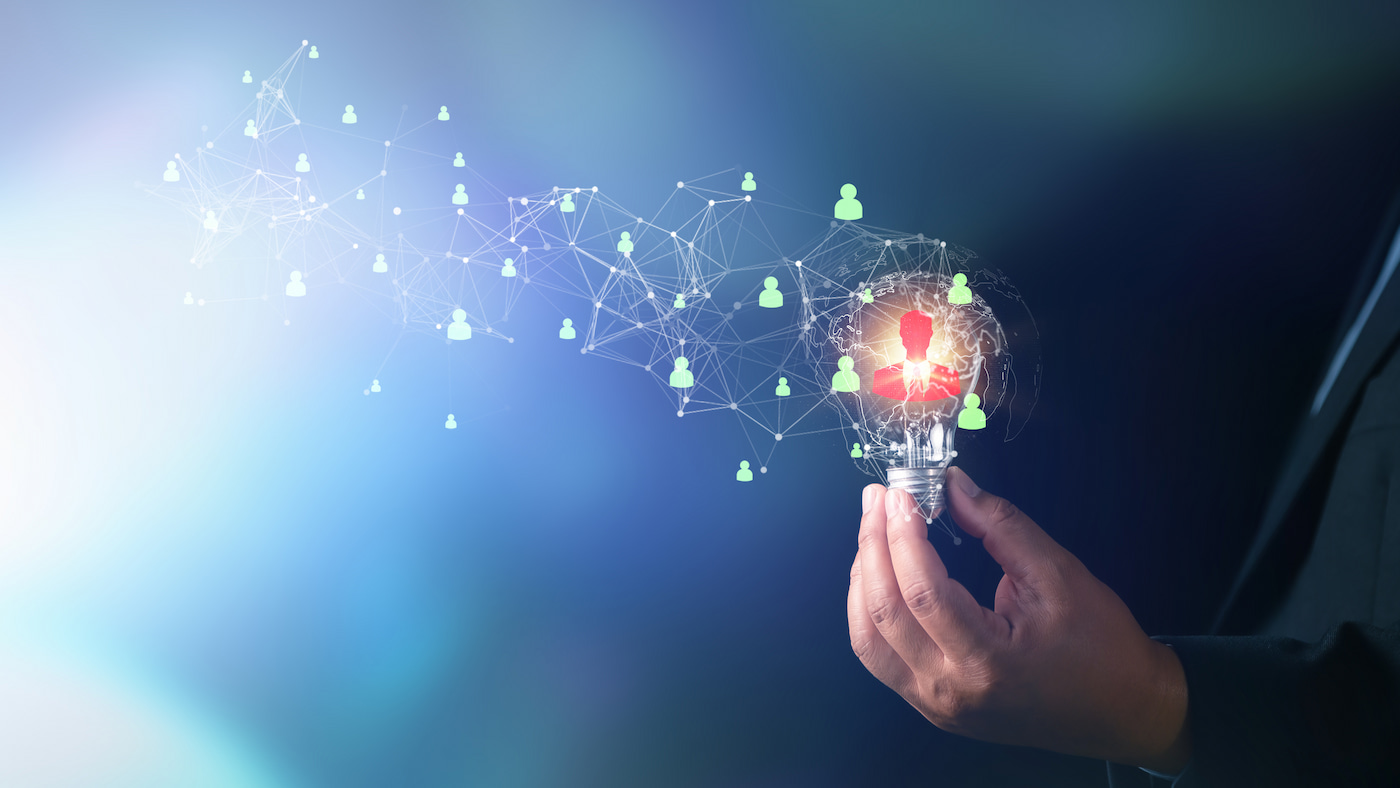 Netzwerk mit Menschen und Glühbirne als Symbolbild für CXO Positionierung und Innovationsreputation 
