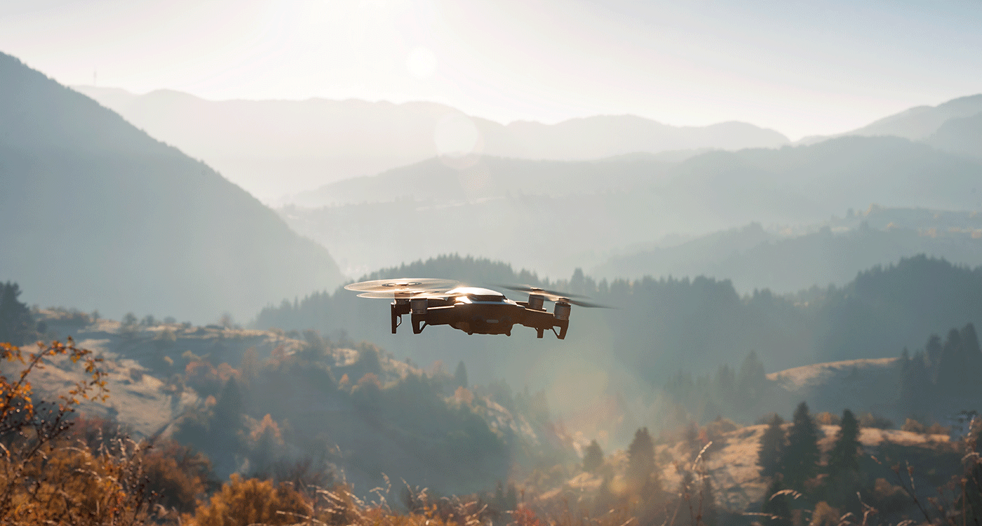 Unbewaffnete Drohne fliegt über Wald