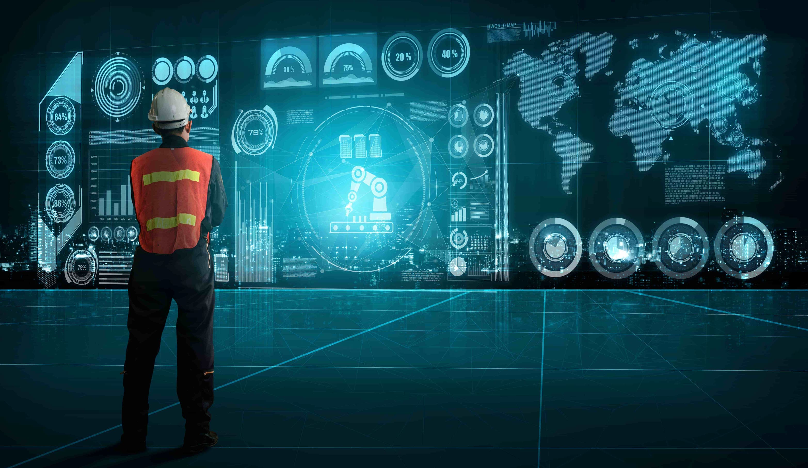 **Alternativtext:** Eine Person mit Schutzhelm und Warnweste steht vor einer großen digitalen Benutzeroberfläche mit Diagrammen, Weltkarte, Kennzahlen und einem Roboterarm-Symbol. Das Motiv visualisiert Industrie 4.0, digitale Transformation, KI und datenbasierte Steuerung in der Produktion.