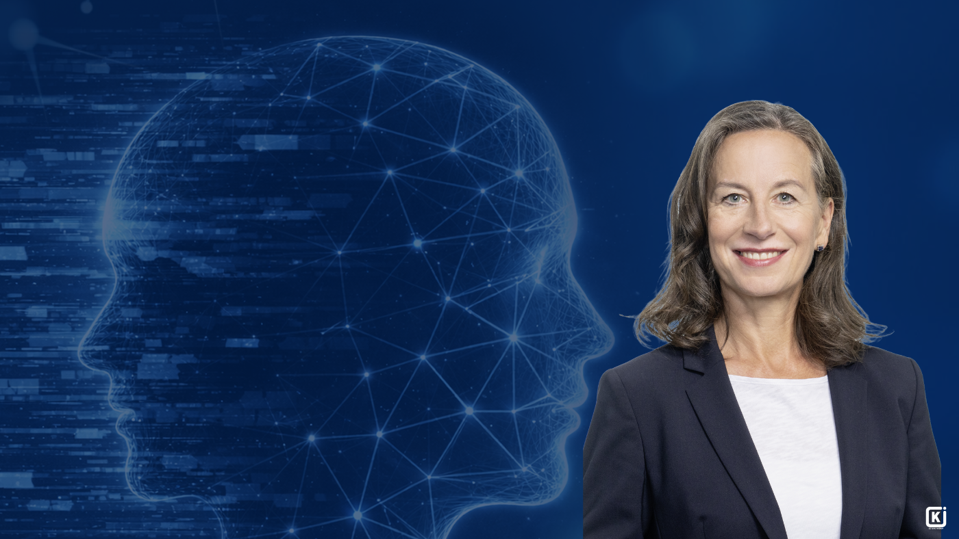 Alexandra Gross vor einem KI generierten Bild bei dem 2 menschliche Köpfe digital dargestellt sind