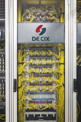 Führender Internetknoten-Betreiber DE-CIX setzt auf Kommunikation von Fink & Fuchs