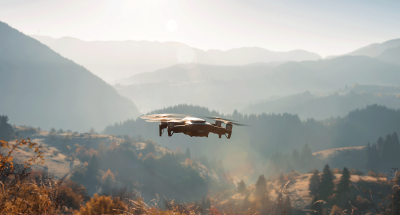 Unbewaffnete Drohne fliegt über Wald