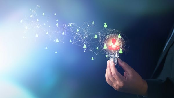 Netzwerk mit Menschen und Glühbirne als Symbolbild für CXO Positionierung und Innovationsreputation 