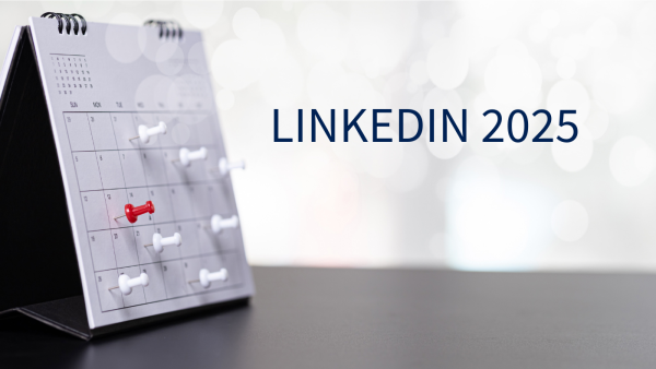 Aufstellkalender mit weißen und roten Pins und dem Schriftzug Linkedin 2025