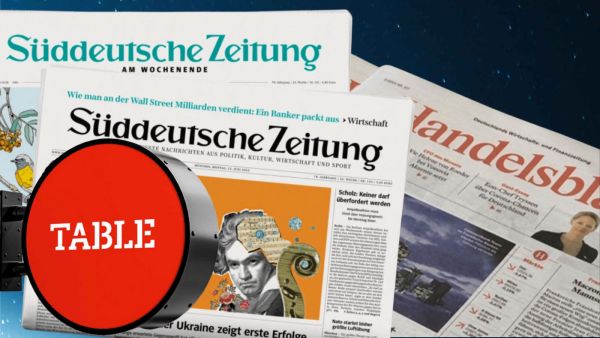 Mehrere deutsche Zeitungen, darunter die Süddeutsche Zeitung und das Handelsblatt, liegen überlappend vor einem dunklen Hintergrund. Links im Bild ist ein großes rotes rundes Element mit dem weißen Schriftzug ‚TABLE‘ zu sehen, das für table.media steht.