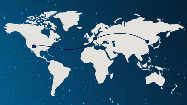 Grafische Weltkarte vor dunkelblauem Sternenhintergrund mit drei markierten Punkten in Nordamerika, Europa und Asien. Eine geschwungene Linie verbindet die Punkte und symbolisiert internationale Vernetzung.